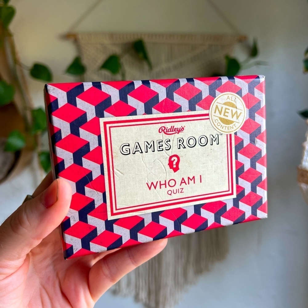 Ridley’s Games Room “Who Am I?” Quiz Game 140 Cards, Party Trivia Guessing Game